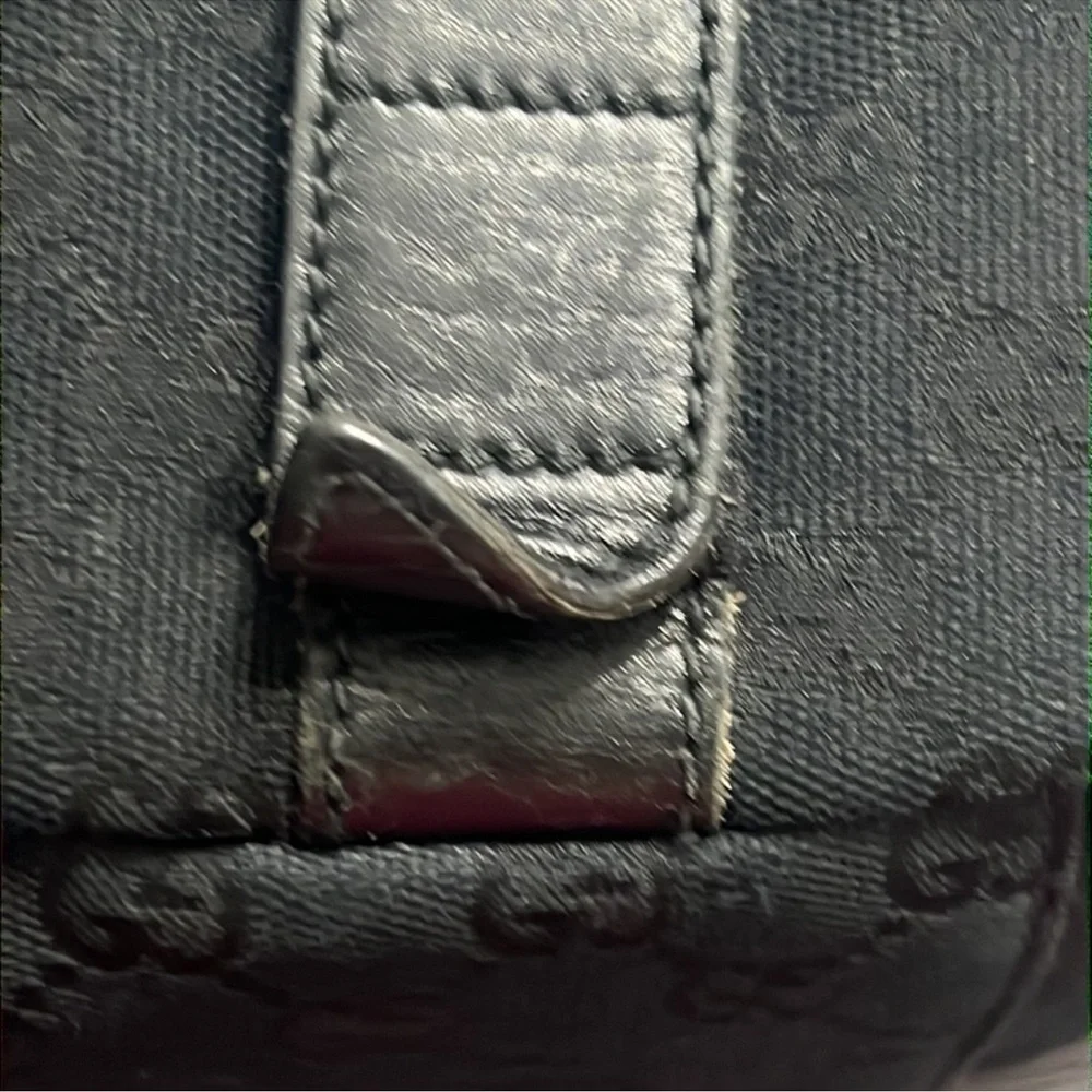 Authentic Gucci luxury designer GG signature canvas & leather messenger bag